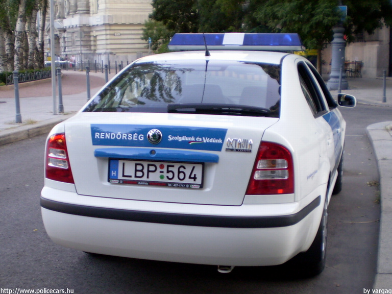 Skoda Octavia, fotó: vargag
Keywords: rendőrautó rendőrség rendőr magyar Magyarország LBP-564 Hungary hungarian police policecar