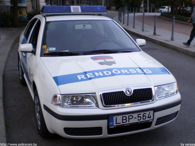 Skoda Octavia, fotó: vargag
Keywords: rendőrautó rendőrség rendőr magyar Magyarország LBP-564 Hungary hungarian police policecar