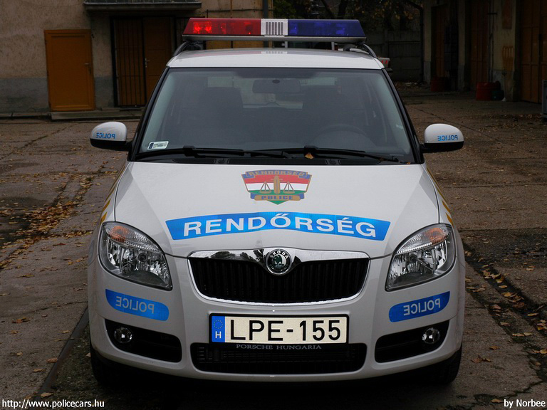 Skoda Fabia II, fotó: Norbee
Keywords: rendőrautó rendőrség rendőr magyar Magyarország LPE-155 Hungary hungarian police policecar