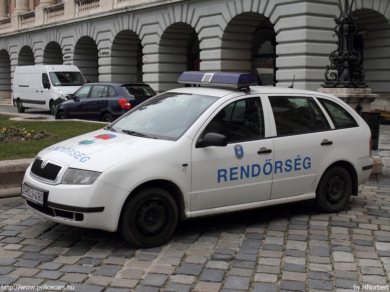 Skoda Fabia, fotó: HNorbert
Keywords: rendőr rendőrautó rendőrség magyar Magyarország HOJ-490 Hungary hungarian police policecar