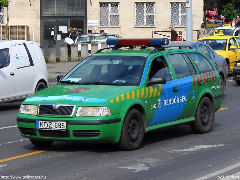 Skoda Octavia Combi Tour 1,9 PD TDI, fotó: HNorbert
Keywords: rendőrautó rendőrség rendőr magyar Magyarország KDZ-085 Hungary hungarian police policecar