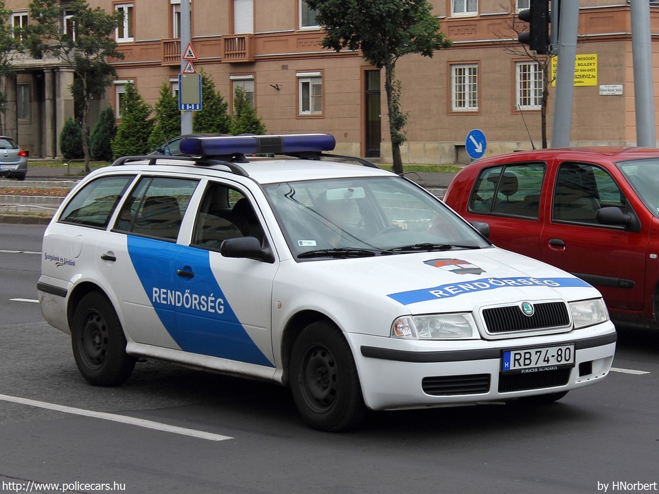 Skoda Octavia Tour, fotó: HNorbert
Keywords: rendőrség rendőr rendőrautó magyar Magyarország RB74-80 Hungary hungarian police policecar