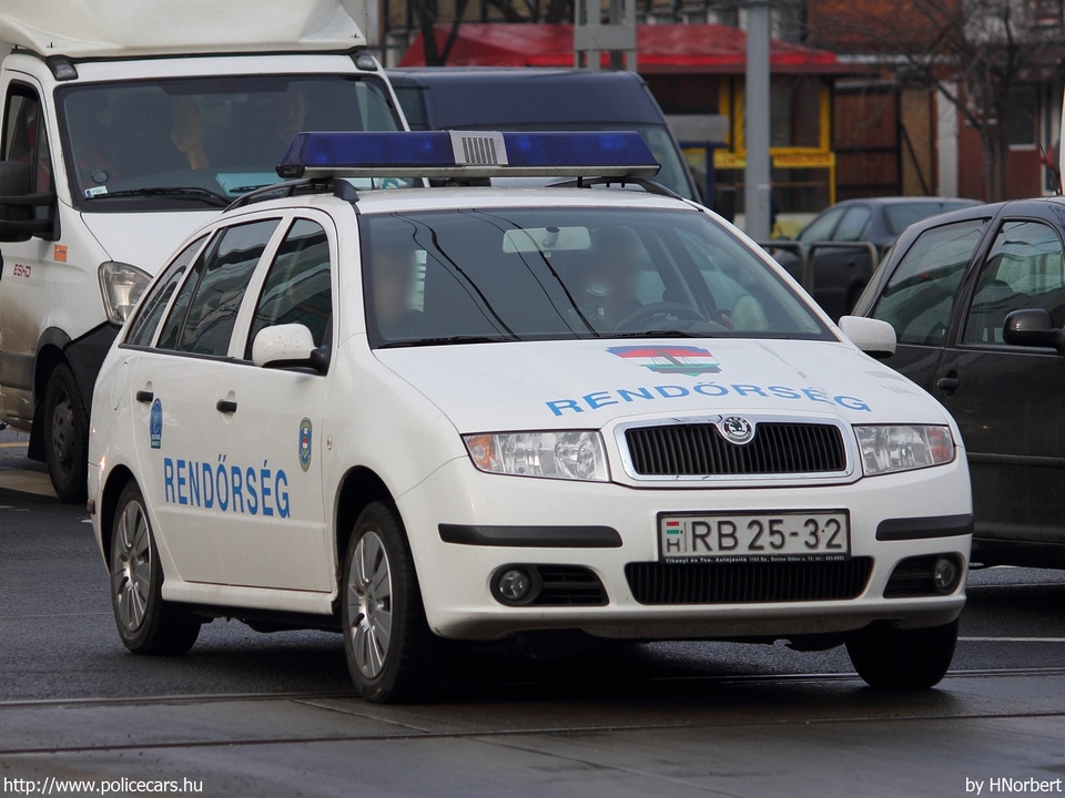 Skoda Fabia, fotó: HNorbert
Keywords: rendőr rendőrautó rendőrség magyar Magyarország RB25-32 Hungary hungarian police policecar