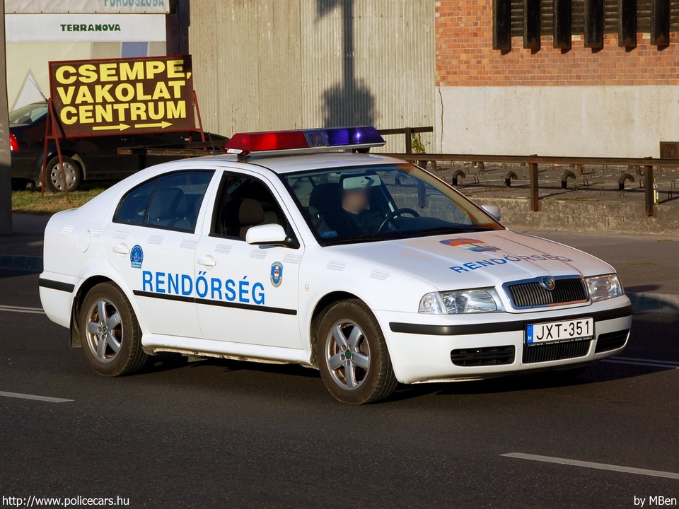 Skoda Octavia, fotó: MBen
Keywords: rendőr rendőrautó rendőrség magyar Magyarország JXT-351 Hungary hungarian police policecar