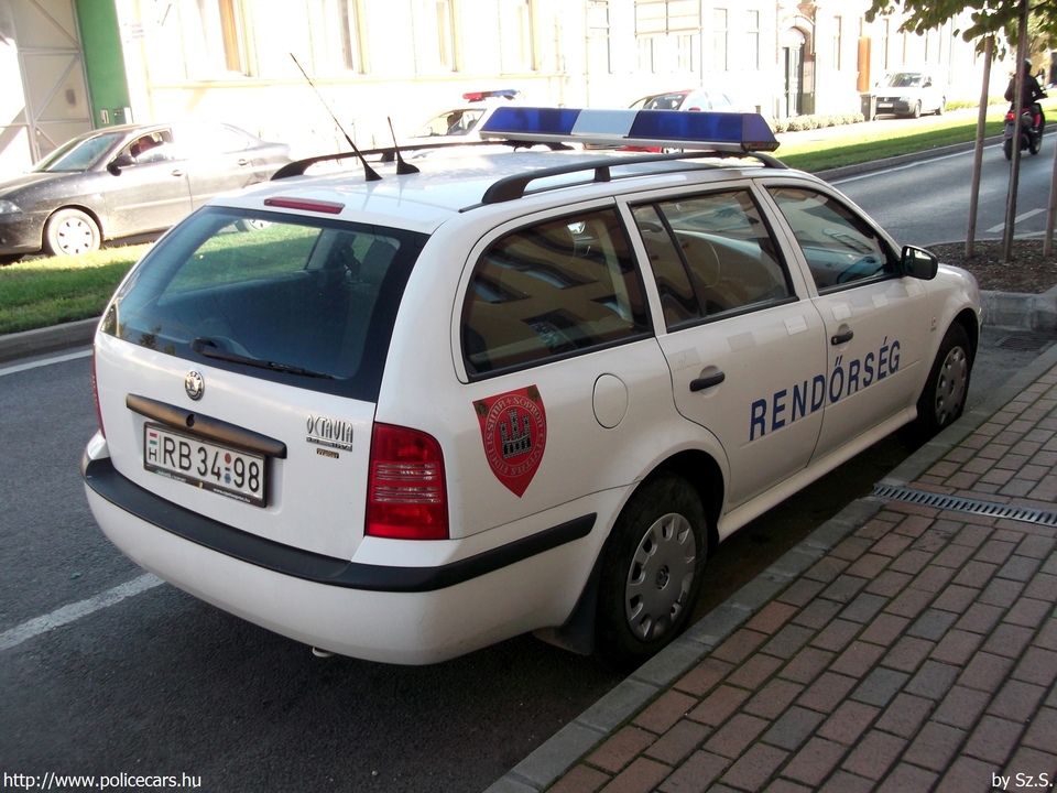 Skoda Octavia Tour, fotó: Sz.S.
Keywords: rendőr rendőrautó rendőrség magyar Magyarország Hungary hungarian police policecar rb34-98