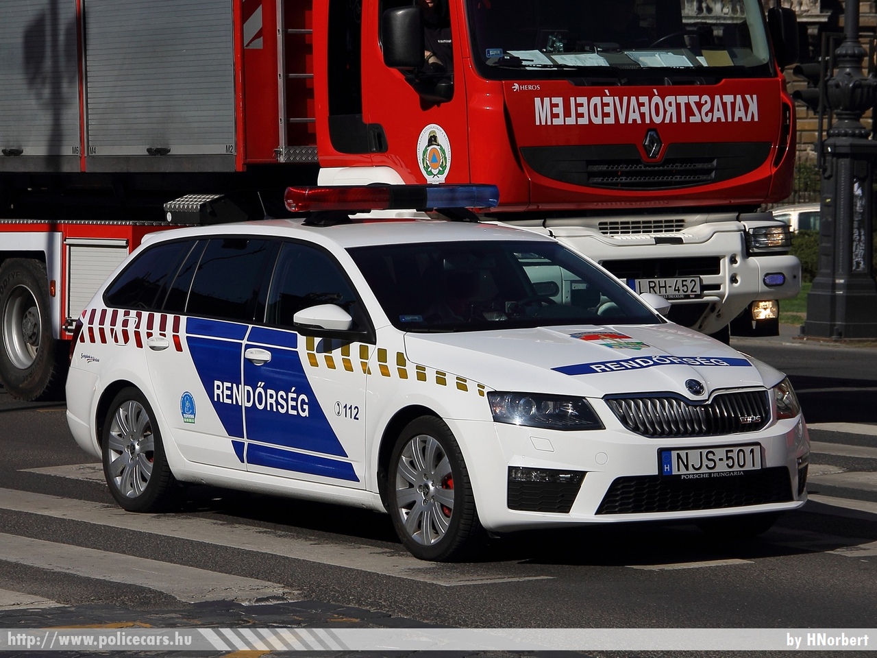 Skoda Octavia Combi RS 2.0 TSI DSG, fotó: HNorbert
Keywords: rendőr rendőrautó rendőrség magyar Magyarország NJS-501 hungarian Hungary police policecar