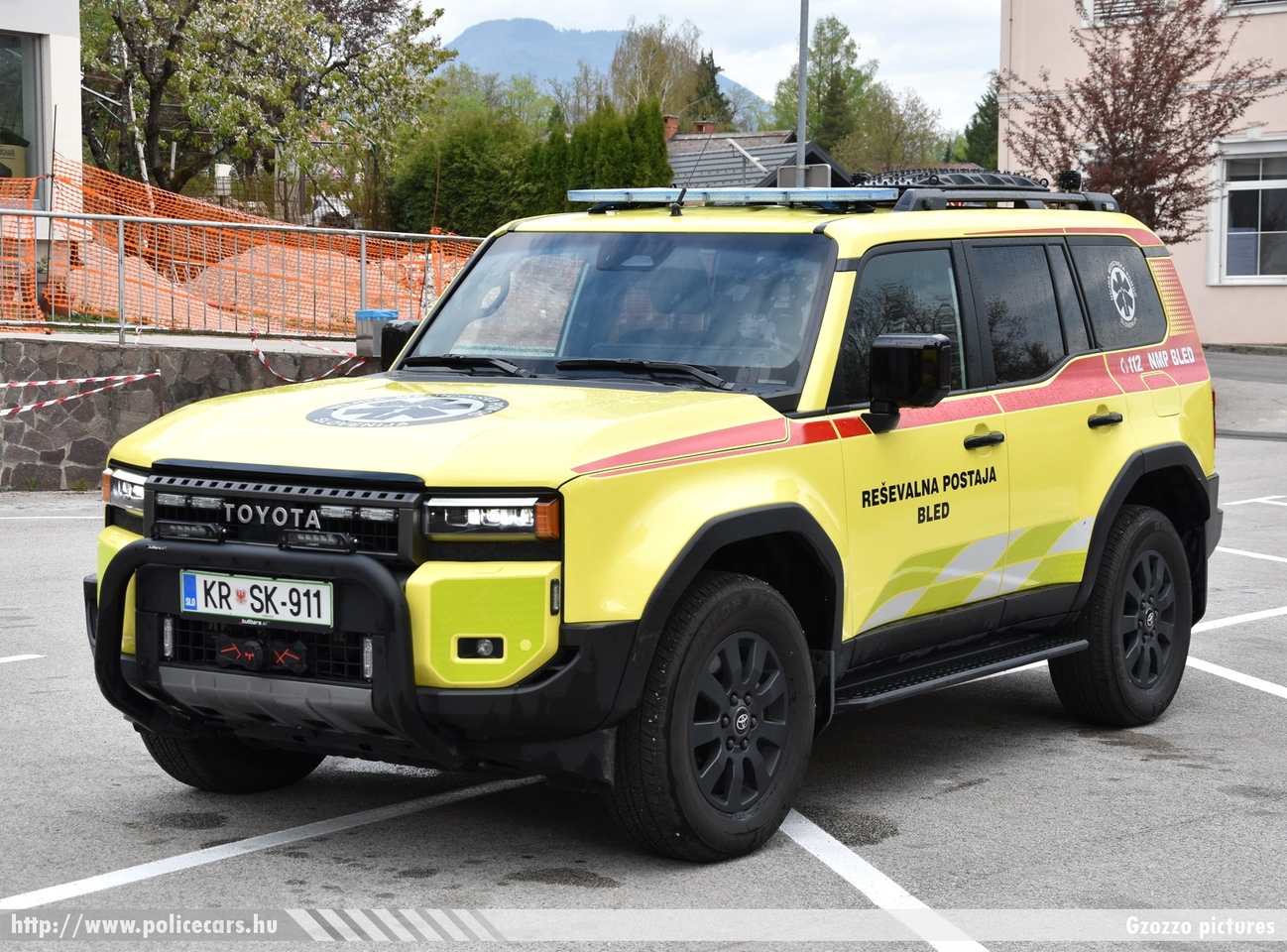 Toyota Land Cruiser J250, Zdravstveni dom Bled, Nujna medicinska pomoč, fotó: Gzozzo pictures
Keywords: szlovén Szlovénia mentő mentőautó Slovenia slovenian ambulance