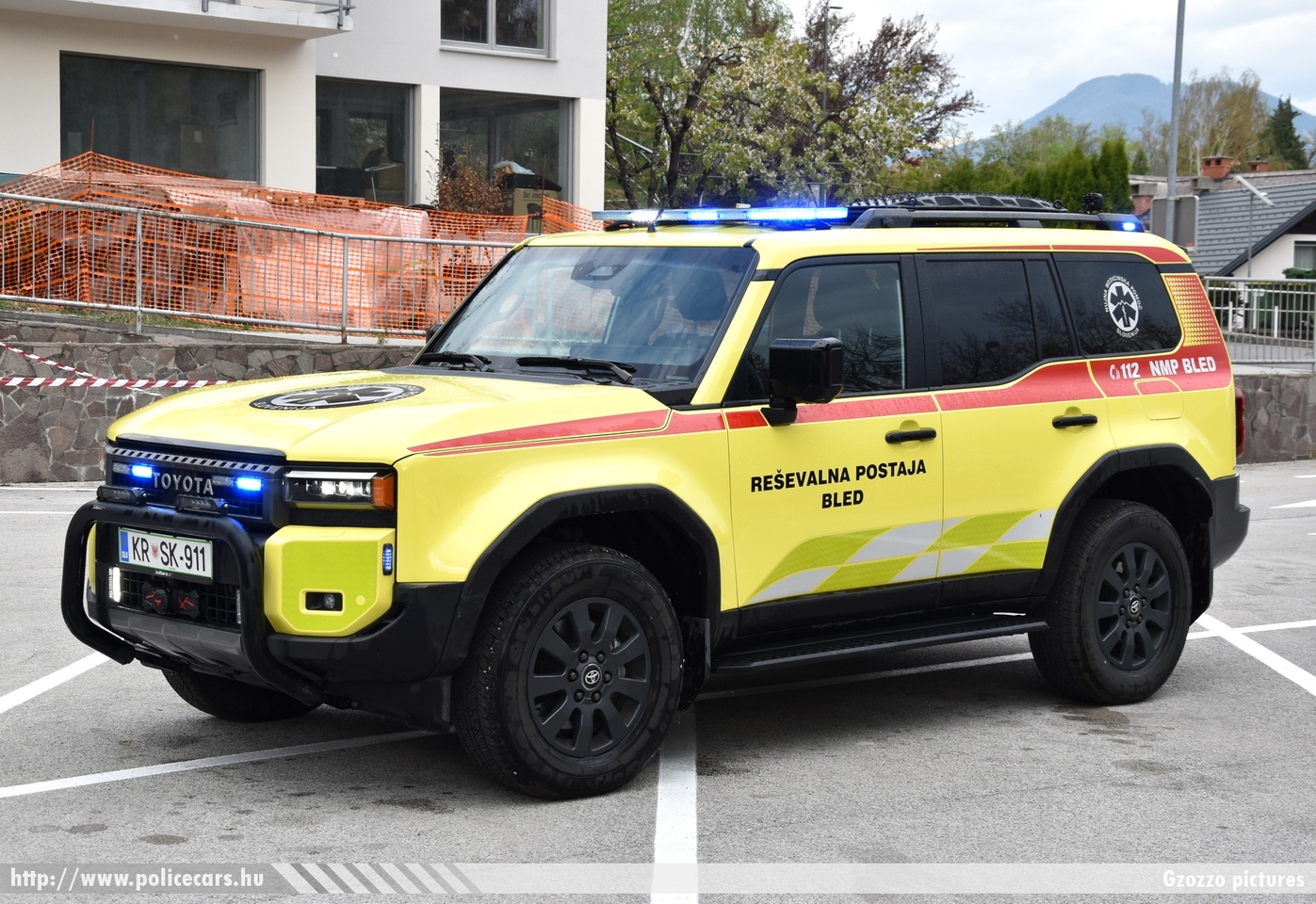 Toyota Land Cruiser J250, Zdravstveni dom Bled, Nujna medicinska pomoč, fotó: Gzozzo pictures
Keywords: szlovén Szlovénia mentő mentőautó Slovenia slovenian ambulance