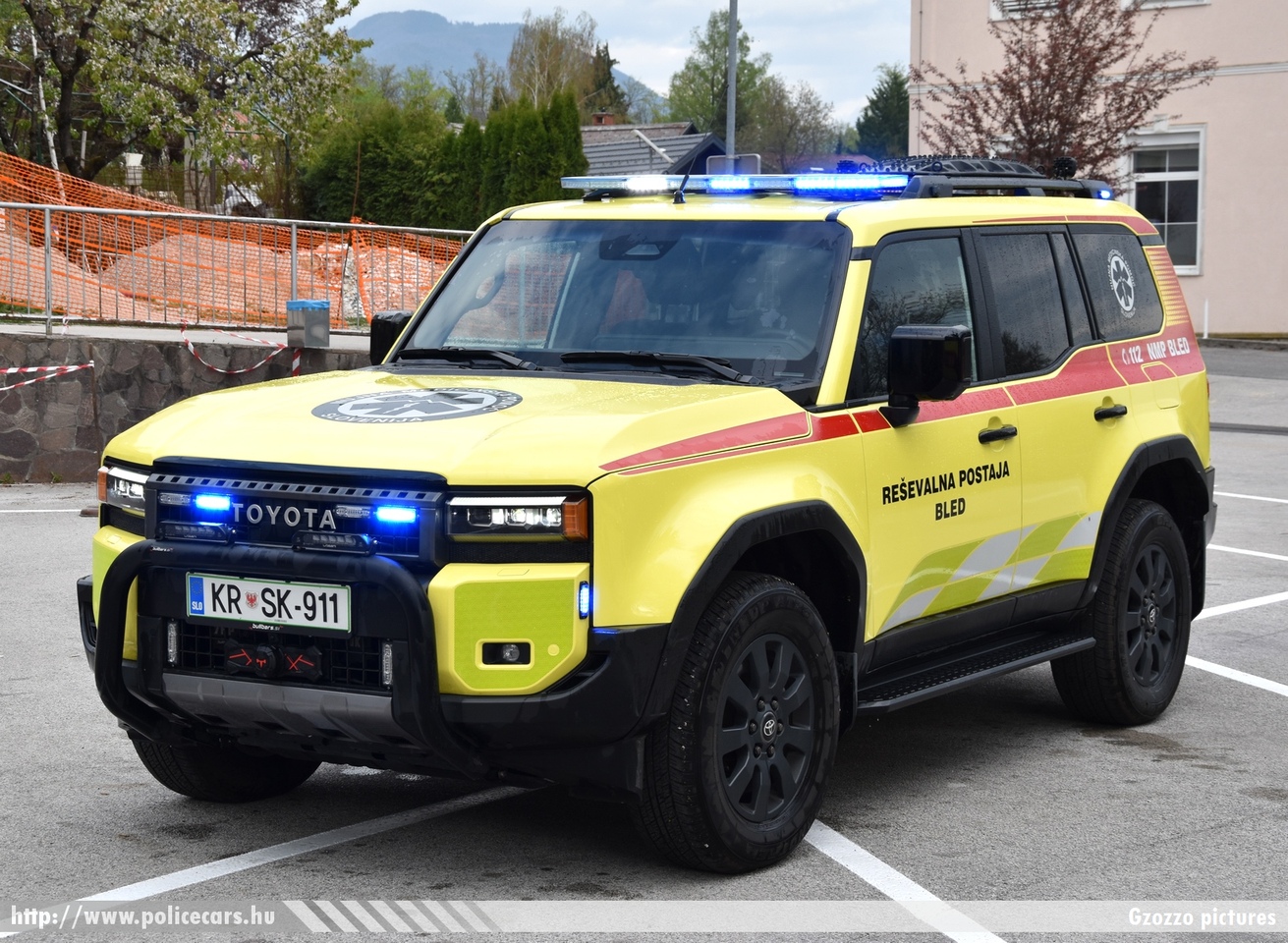 Toyota Land Cruiser J250, Zdravstveni dom Bled, Nujna medicinska pomoč, fotó: Gzozzo pictures
Keywords: szlovén Szlovénia mentő mentőautó Slovenia slovenian ambulance