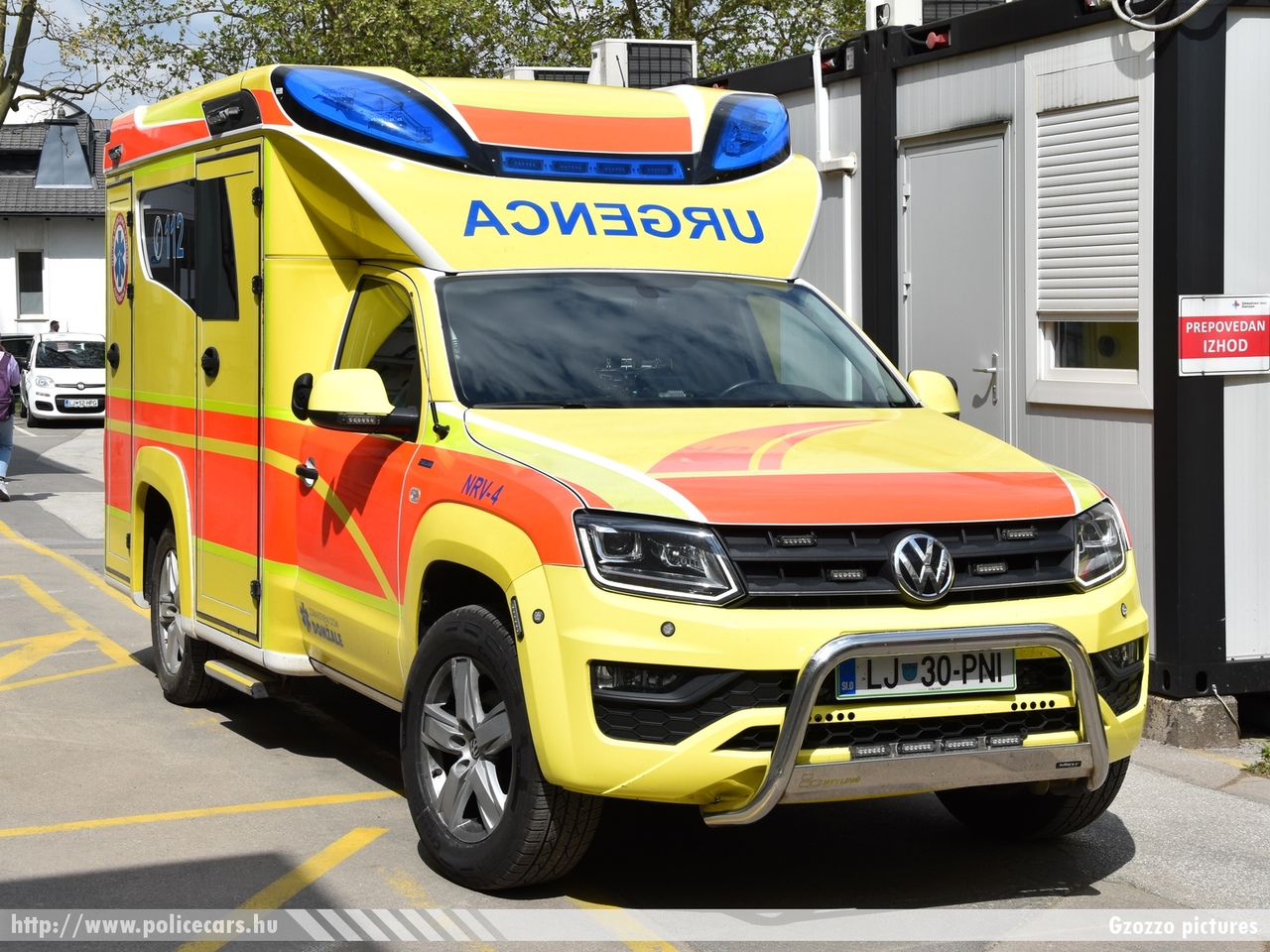 Volkswagen Amarok Tamlans, Zdravstveni dom Domzale, Nujna medicinska pomoč, fotó: Gzozzo pictures
Keywords: szlovén Szlovénia mentő mentőautó Slovenia slovenian ambulance