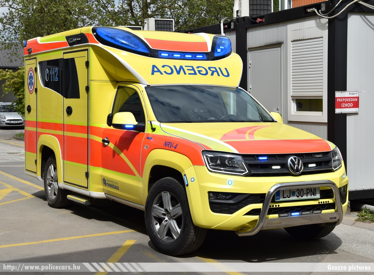 Volkswagen Amarok Tamlans, Zdravstveni dom Domzale, Nujna medicinska pomoč, fotó: Gzozzo pictures
Keywords: szlovén Szlovénia mentő mentőautó Slovenia slovenian ambulance