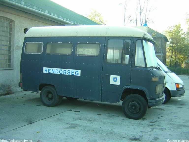Mercedes L 407 D, fotó: Gzozzo pictures
Keywords: rendőrség rendőr rendőrautó magyar Magyarország RB42-85 hungarian Hungary police policecar
