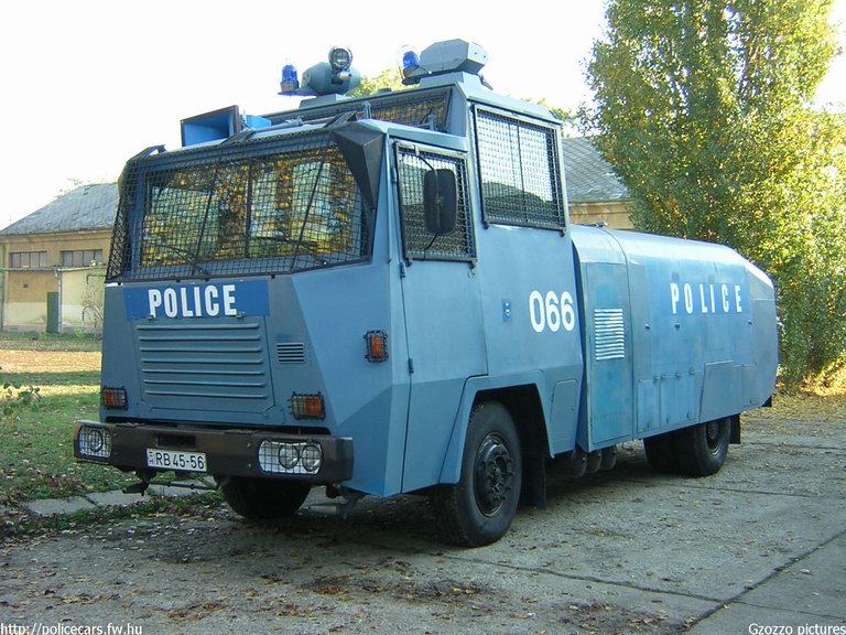 Jelcz 420 Hydromil II.A 3-515 vízágyú, fotó: Gzozzo pictures
Keywords: rendőrség rendőr rendőrautó magyar Magyarország RB45-56 hungarian Hungary police policecar