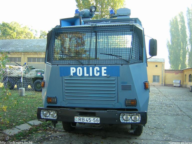 Jelcz 420 Hydromil II.A 3-515 vízágyú, fotó: Gzozzo pictures
Keywords: rendőrség rendőr rendőrautó magyar Magyarország RB45-56 hungarian Hungary police policecar