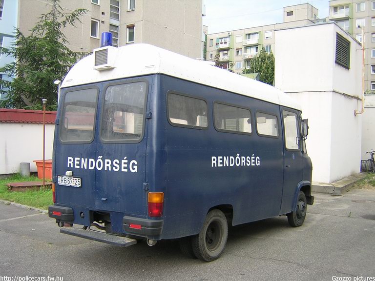 Mercedes L 407 D, fotó: Gzozzo pictures
Keywords: rendőrség rendőr rendőrautó magyar Magyarország RB67-25 hungarian Hungary police policecar