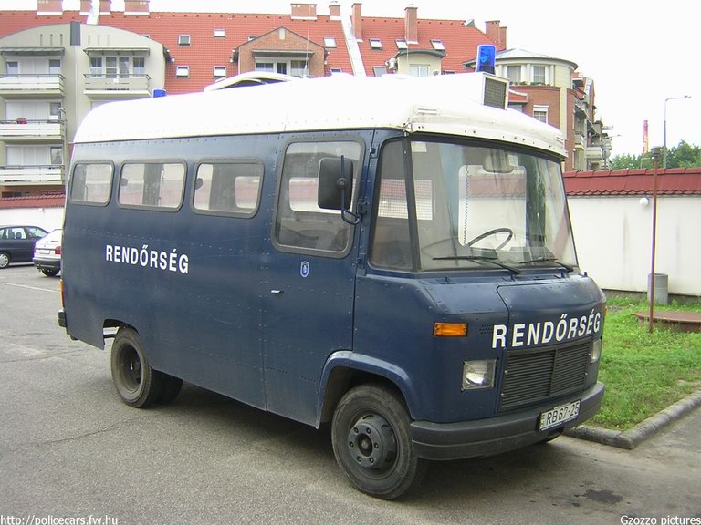 Mercedes L 407 D, fotó: Gzozzo pictures
Keywords: rendőrség rendőr rendőrautó magyar Magyarország RB67-25 hungarian Hungary police policecar