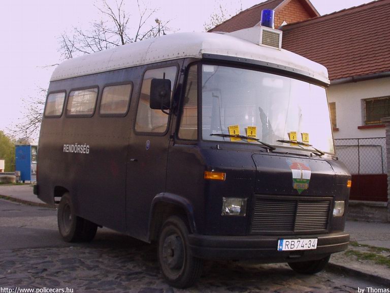 Mercedes L 407 D, fotó: Thomas
Keywords: rendőrség rendőr rendőrautó magyar Magyarország RB74-34 hungarian Hungary police policecar