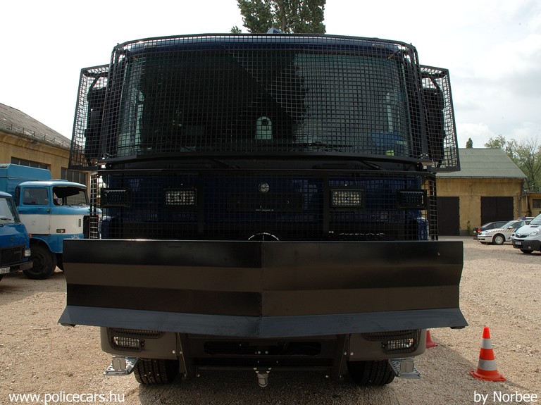 Mercedes-Benz 3341 Actros vízágyú, fotó: Norbee
Keywords: rendőrség rendőr rendőrautó magyar Magyarország hungarian Hungary police policecar