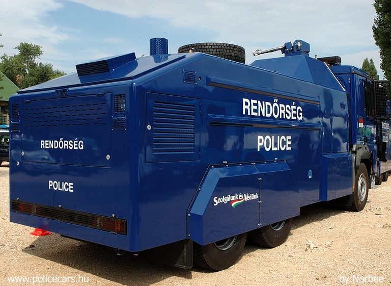 Mercedes-Benz 3341 Actros vízágyú, fotó: Norbee
Keywords: rendőrség rendőr rendőrautó magyar Magyarország hungarian Hungary police policecar