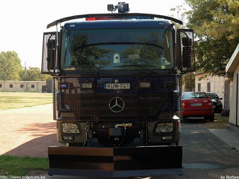 Mercedes-Benz 3341 Actros vízágyú, fotó: Norbee
Keywords: rendőrség rendőr rendőrautó magyar Magyarország KUM-741 hungarian Hungary police policecar