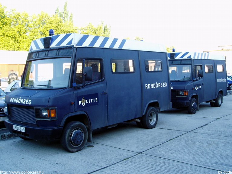 Mercedes-Benz Vario 614D, fotó: duda
Keywords: rendőr rendőrség rendőrautó magyar Magyarország RB52-69 hungarian Hungary police policecar