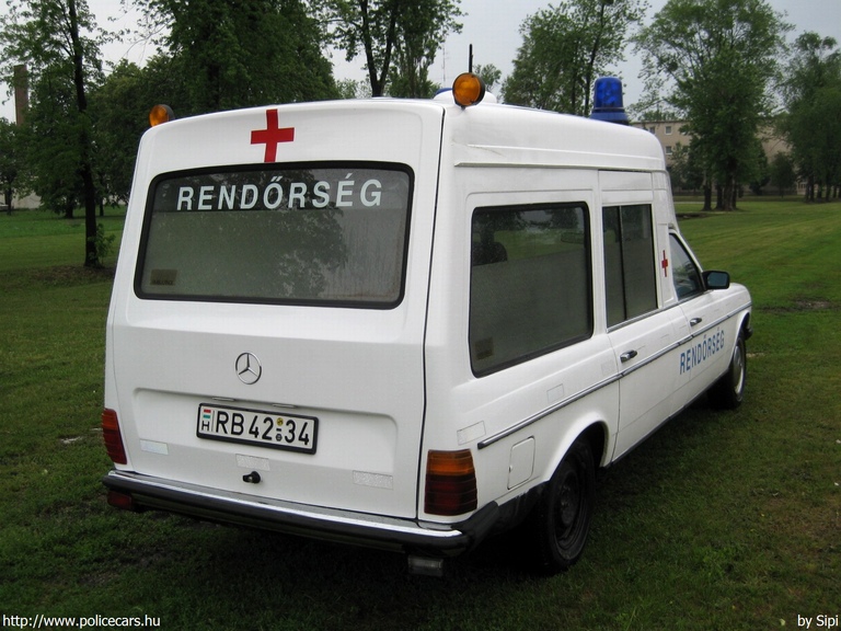 Mercedes W123 Binz, fotó: Sipi
Keywords: rendőr rendőrautó rendőrség magyar Magyarország RB42-34 mentő mentőautó hungarian Hungary police policecar