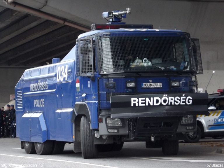 Mercedes-Benz 3341 Actros vízágyú, fotó: Bbazsa
Keywords: rendőr rendőrautó rendőrség magyar Magyarország KUM-741 hungarian Hungary police policecar