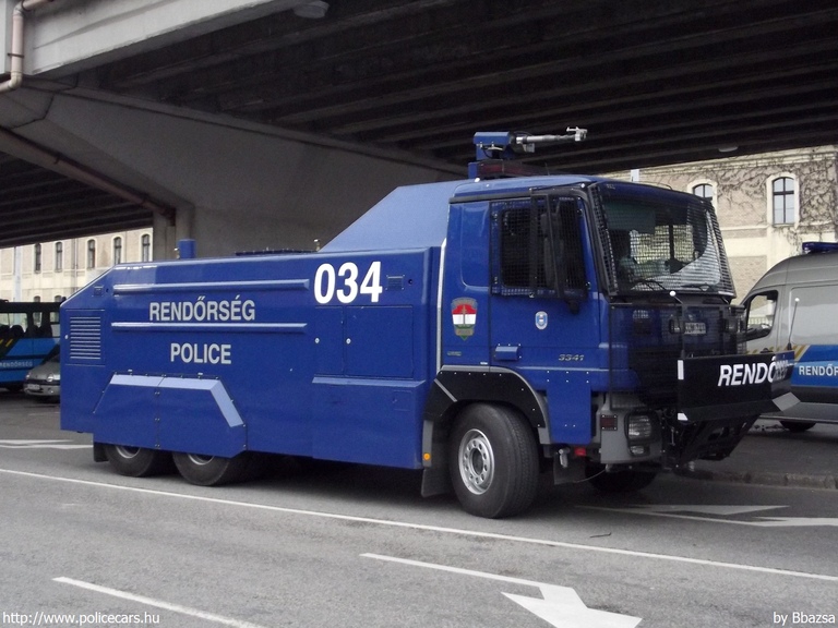 Mercedes-Benz 3341 Actros vízágyú, fotó: Bbazsa
Keywords: rendőr rendőrautó rendőrség magyar Magyarország KUM-741 hungarian Hungary police policecar