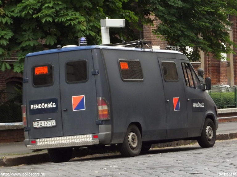 Mercedes-Benz Sprinter 312D, fotó: Bbazsa
Keywords: rendőr rendőrautó rendőrség magyar Magyarország RB12-17 hungarian Hungary police policecar