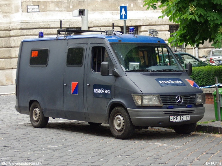 Mercedes-Benz Sprinter 312D, fotó: PChris
Keywords: rendőr rendőrautó rendőrség magyar Magyarország RB12-17 hungarian Hungary police policecar