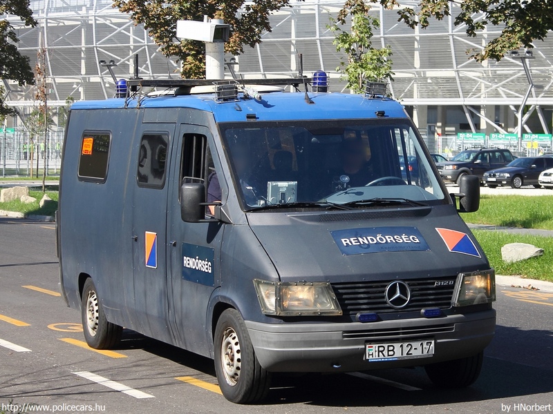 Mercedes-Benz Sprinter 312D, fotó: HNorbert
Keywords: rendőrautó rendőrség rendőr magyar Magyarország RB12-17 hungarian Hungary police policecar