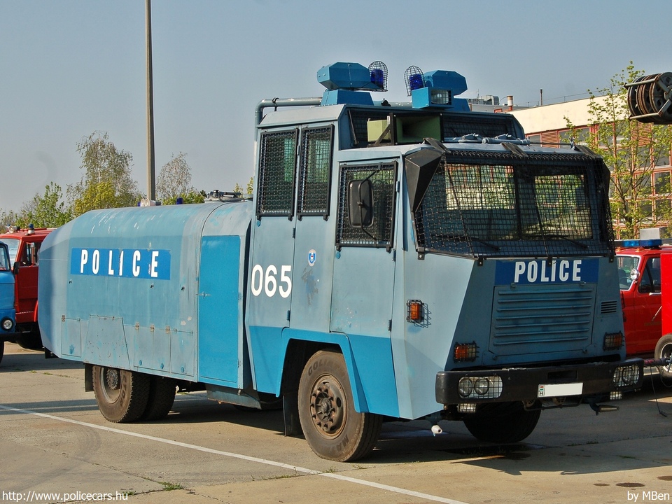 Jelcz 420 Hydromil II.A 3-515 vízágyú, fotó: MBen
Keywords: rendőrség rendőr rendőrautó magyar Magyarország hungarian Hungary police policecar
