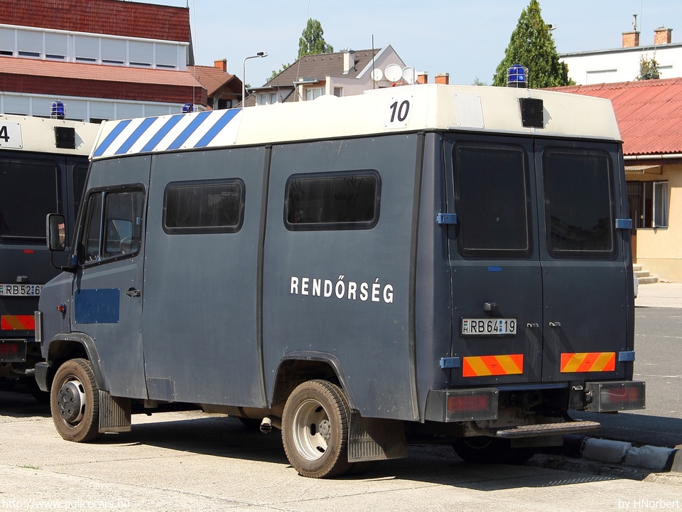 Mercedes-Benz Vario 614D, fotó: HNorbert
Keywords: rendőrség rendőr rendőrautó magyar Magyarország RB64-19 hungarian Hungary police policecar