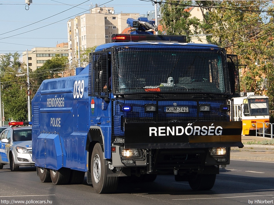 Mercedes-Benz Actros 3341 vízágyú, fotó: HNorbert
Keywords: rendőrség rendőr rendőrautó magyar Magyarország KUM-740 hungarian Hungary police policecar