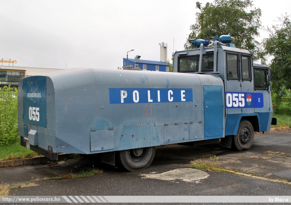 Jelcz 420 Hydromil II.A 3-515 vízágyú, fotó: Bbazsa
Keywords: rendőr rendőrautó rendőrség magyar Magyarország RB45-53 hungarian Hungary police policecar