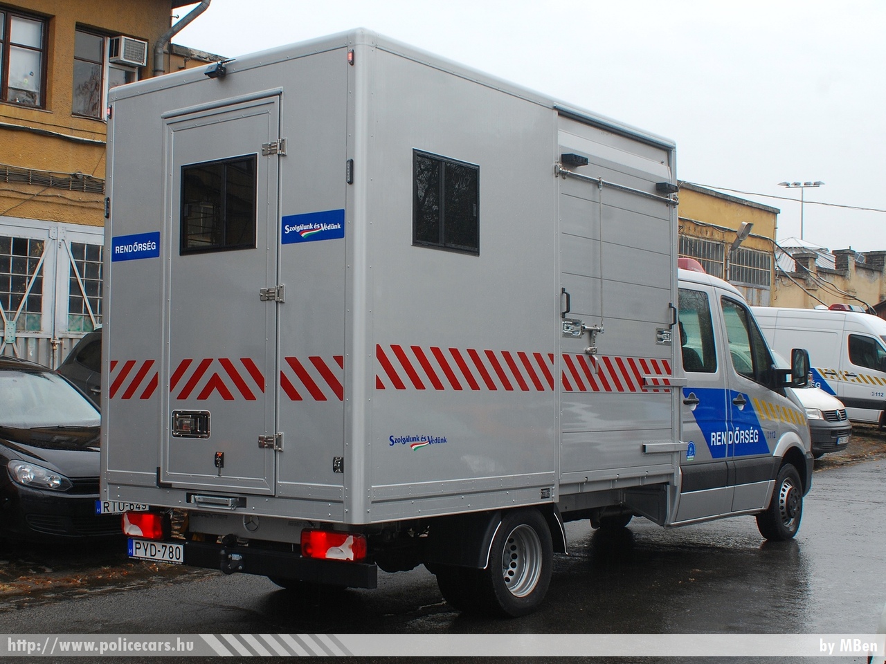 Mercedes Sprinter II facelift, fotó: MBen
Keywords: rendőrség rendőr rendőrautó magyar Magyarország hungarian Hungary police policecar PYD-780