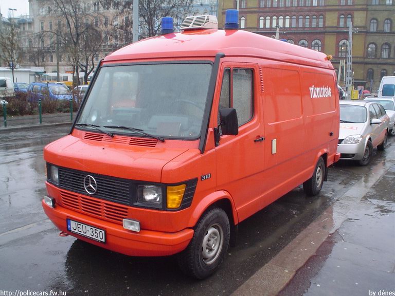 Mercedes, Budapest, Fõvárosi Tûzoltóparancsnokság, fotó: dénes
Keywords: HÖT tûzoltóautó magyar Magyarország tûzoltó tûzoltóság JEU-350 fire firetruck Hungary hungarian