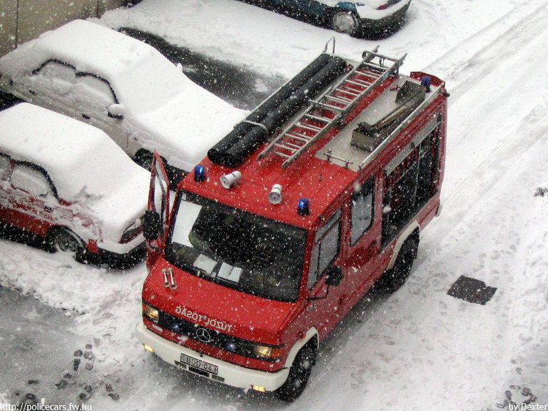Mercedes 814 Rosenbauer TLF 1000 AT, Budapest, Fõvárosi Tûzoltóparancsnokság, fotó: Dexter
Keywords: HÖT tûzoltóautó magyar Magyarország tûzoltó tûzoltóság BOD-043 fire firetruck Hungary hungarian
