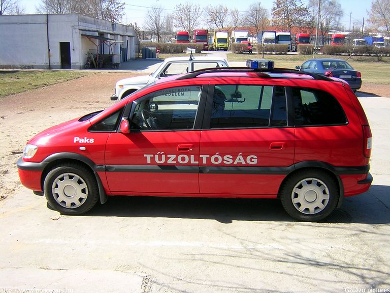 Opel Zafira, Paksi Hivatásos Önkormányzati Tûzoltóság, fotó: Gzozzo pictures
Keywords: HÖT tûzoltóautó magyar Magyarország tûzoltó tûzoltóság IHZ-800 fire firetruck Hungary hungarian