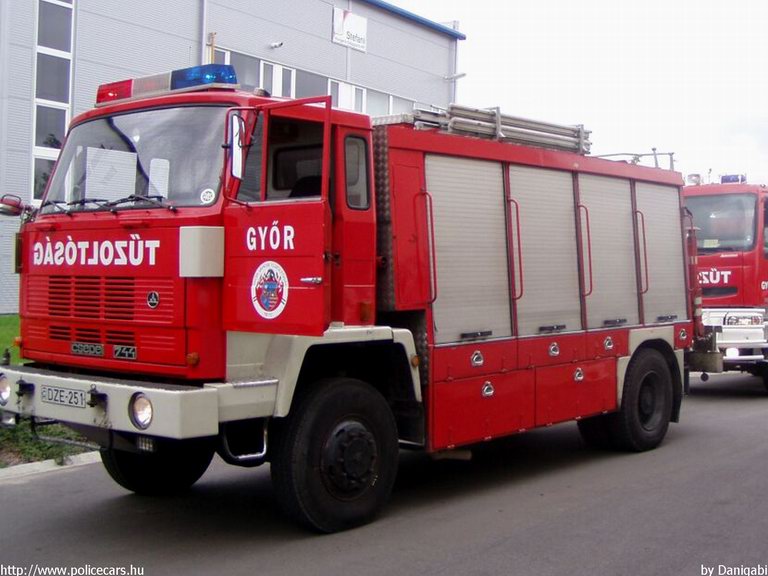 Csepel 744, Gyõri Hivatásos Önkormányzati Tûzoltóság, fotó: Danigabi
Keywords: HÖT tûzoltóautó magyar Magyarország tûzoltó tûzoltóság DZE-251 fire firetruck Hungary hungarian