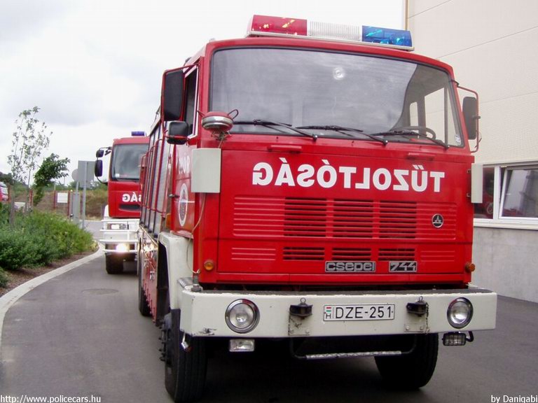 Csepel 744, Gyõri Hivatásos Önkormányzati Tûzoltóság, fotó: Danigabi
Keywords: HÖT tûzoltóautó magyar Magyarország tûzoltó tûzoltóság DZE-251 fire firetruck Hungary hungarian
