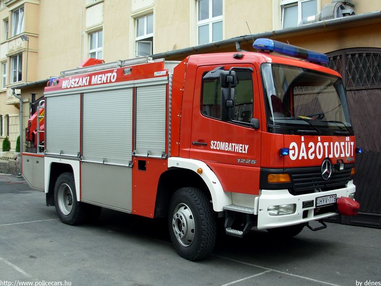 Mercedes-Benz Atego 1225 mûszaki mentõ, Szombathelyi Hivatásos Önkormányzati Tûzoltóság, fotó: dénes
Keywords: HÖT tûzoltóautó magyar Magyarország tûzoltó tûzoltóság HYV-778 fire firetruck Hungary hungarian