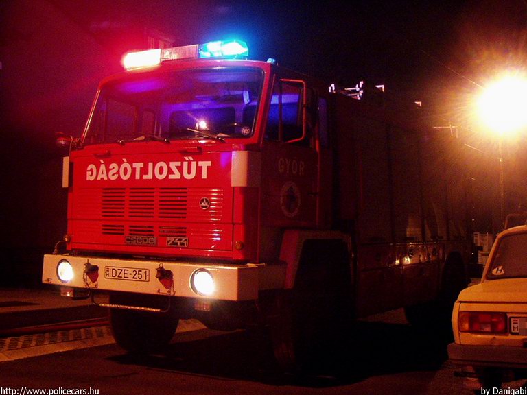 Csepel 744, Gyõri Hivatásos Önkormányzati Tûzoltóság, fotó: Danigabi
Keywords: HÖT tûzoltóautó magyar Magyarország tûzoltó tûzoltóság DZE-251 fire firetruck Hungary hungarian