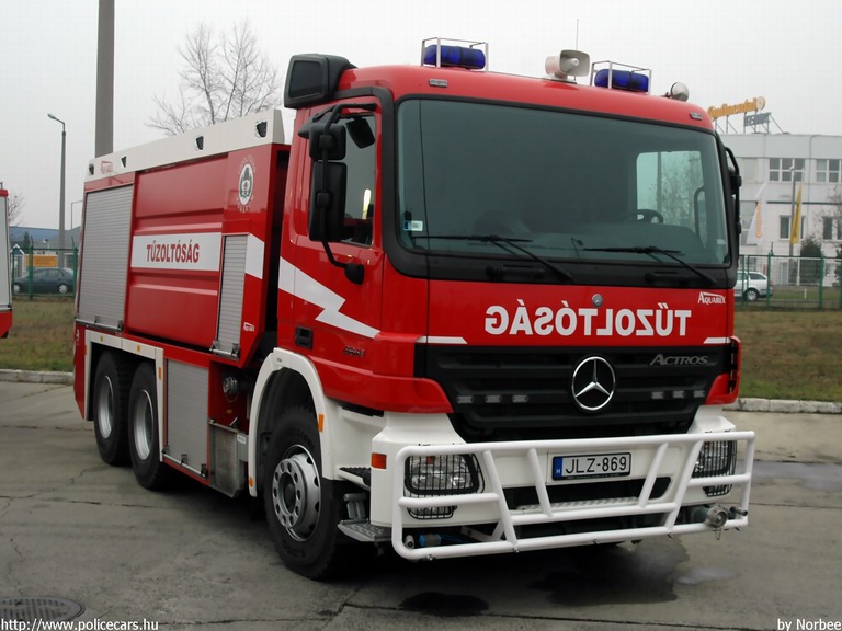 Mercedes Actros, Komáromi Hivatásos Önkormányzati Tûzoltóság, fotó: Norbee
Keywords: tûzoltóautó HÖT magyar Magyarország tûzoltó tûzoltóság JLZ-869 fire firetruck Hungary hungarian