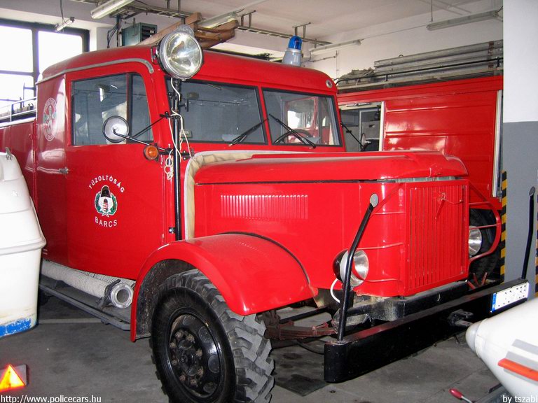 Csepel D-350, Barcsi Hivatásos Önkormányzati Tûzoltóság, fotó: tszabi
Keywords: HÖT tûzoltóautó magyar Magyarország tûzoltó tûzoltóság  fire firetruck Hungary hungarian
