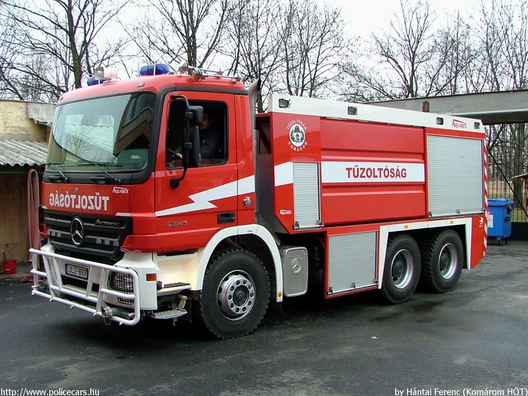 Mercedes Actros, Komáromi Hivatásos Önkormányzati Tûzoltóság, fotó: Hántai Ferenc
szállítható személyek száma: 2 fõ
alkalmazás/bevethetõség: vízszegény helyen történõ alkalmazása távolsági
vízszállítás nagymennyiségû oltóvíz biztosítása, önálló tûzoltás
víztartály: 8000 l
szívattyúteljesítmény: 4500 l/p
Keywords: tûzoltóautó HÖT magyar Magyarország tûzoltó tûzoltóság JLZ-869 fire firetruck Hungary hungarian