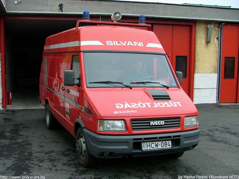 Iveco Silvani, Komáromi Hivatásos Önkormányzati Tûzoltóság, k-teher, fotó: Hántai Ferenc
szállítható személyek száma: 3 fõ
alkalmazás/bevethetõség: közúti balesetek felszámolûsa, veszélyes anyagok
szabadbajutásának megakadályozása és felszámolása, lokalizálása, ár- és
belvízvédelmi feladatok végzése.
felszereltsége: mûszaki szakfelszerelések szállítása, mobil szivattyú,
speciális tömlõ, gáztömör védõruhák, felitatóeszközök.

Keywords: tûzoltóautó HÖT magyar Magyarország tûzoltó tûzoltóság HCW-084 fire firetruck Hungary hungarian