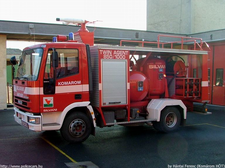 Iveco Silvani, Komáromi Hivatásos Önkormányzati Tûzoltóság, gyorsbeavatkozó, fotó: Hántai Ferenc
1000 l instant habbbal és 850 kg porral szerelték fel, nitrogén hajtógázzal
mûködik.
Hidraulikus feszítõ-vágó és gyorsdarabolót málháztak rá és egyéb mûszaki
mentõ felszereléseket.
Létszám: 3 fõ
A jármû alkalmas közúton, közlekedésben keletkezett tüzek és balesetek gyors
felszámolására
Keywords: tûzoltóautó HÖT magyar Magyarország tûzoltó tûzoltóság HCW-085 fire firetruck Hungary hungarian