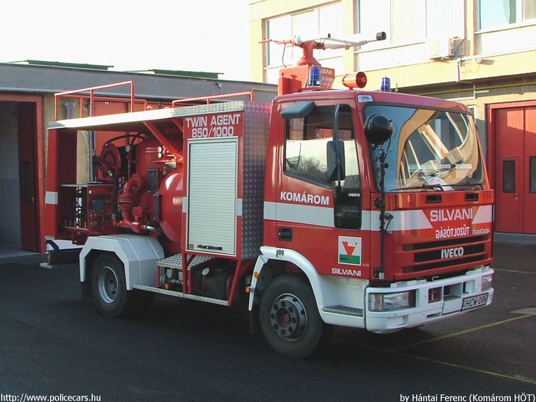 Iveco Silvani, Komáromi Hivatásos Önkormányzati Tûzoltóság, gyorsbeavatkozó, fotó: Hántai Ferenc
1000 l instant habbbal és 850 kg porral szerelték fel, nitrogén hajtógázzal
mûködik.
Hidraulikus feszítõ-vágó és gyorsdarabolót málháztak rá és egyéb mûszaki
mentõ felszereléseket.
Létszám: 3 fõ
A jármû alkalmas közúton, közlekedésben keletkezett tüzek és balesetek gyors
felszámolására
Keywords: tûzoltóautó HÖT magyar Magyarország tûzoltó tûzoltóság HCW-085 fire firetruck Hungary hungarian