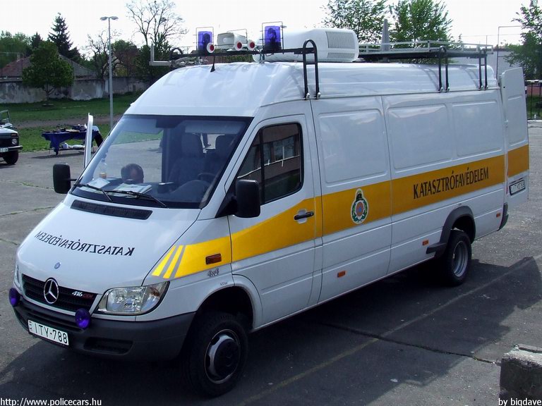 Mercedes Sprinter, ? Megyei Katasztrófavédelmi Igazgatóság, fotó: bigdave
Keywords: tûzoltóautó katasztrófavédelem magyar Magyarország